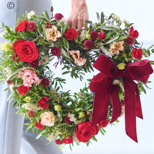 Romantic Valentine’s wreath with red and pink flowers Romantic Valentine’s wreath with red and pink flowers