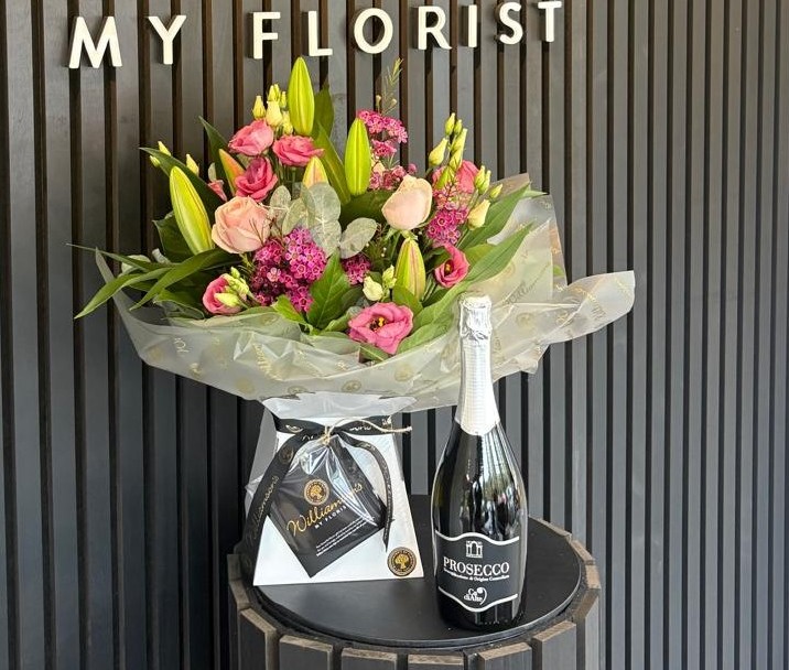 Rose and lily bouquet with Prosecco Rose and lily bouquet with Prosecco