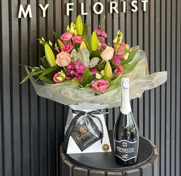 Rose and lily bouquet with Prosecco Rose and lily bouquet with Prosecco